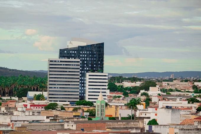Vista da cidade de Crato com o edifício ao fundo